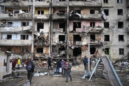 [사진] 러 포탄 공격에 파괴된 우크라 수도의 아파트