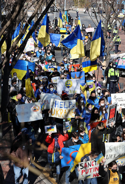 우크라이나인들, 전쟁중단 촉구 행진