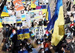 러시아대사관 앞 전쟁중단 외치는 우크라이나인들