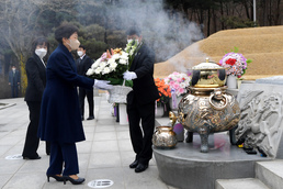 박근혜 전 대통령 '부모님 묘역에 헌화'