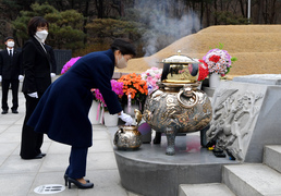 부친 묘역 찾은 박 전 대통령