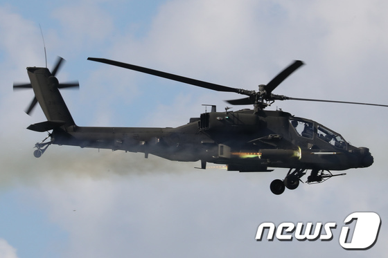 AH-64E 아파치 가디언 공격 헬기 '로켓 발사!'