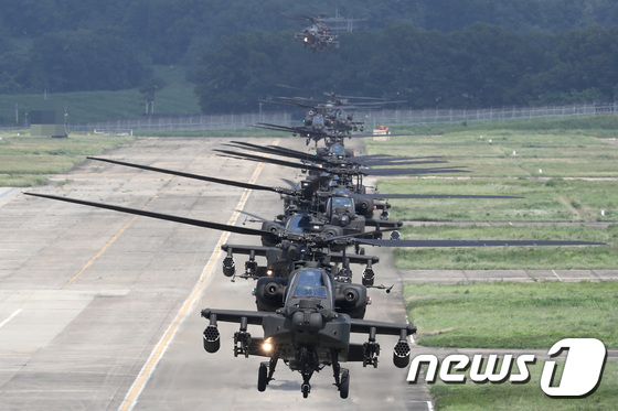 대규모 항공 작전 펼치는 아파치 헬기