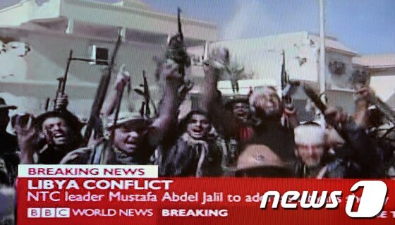 본문 이미지 - 무아마르 카다피 전 리비아 국가원수가 2011년  10월 20일 오후(한국시각) 고향 시르테서 생포 됐다고 긴급뉴스로 전하고 있는 영국의 BBC채널. / BBC 화면캡쳐