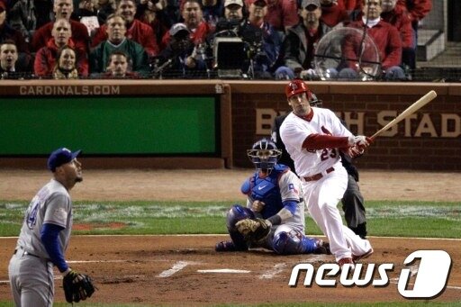 본문 이미지 - 28일 월드시리즈 6차전 9회 2아웃 상황에서 끝내기 홈런을 치는 데이비드 프리즈 AFP © News1