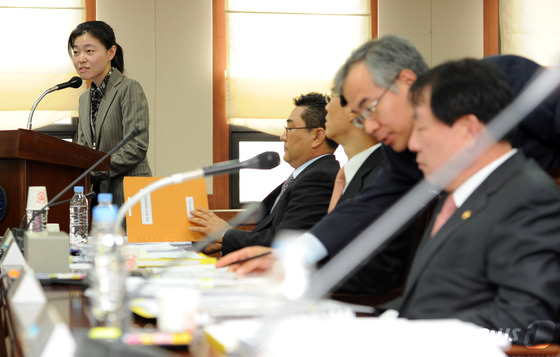 (과천=뉴스1) 박세연 기자 = 6일 오전 경기도 과천 법무부청사에서 열린 2011년 법제사법위원회 국정감사에서 증인으로 참석한 광주 인화학교 청각장애아 성폭행 사건 공판당시 검사 …