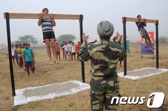 본문 이미지 - 오래 매달리기© AFP=News1