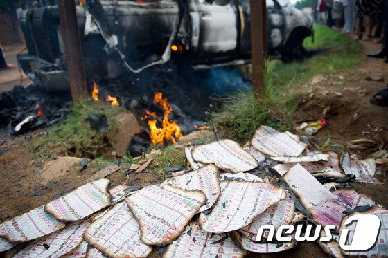 본문 이미지 - 28일 오전 3시 콩고 루붐바시에서 무장괴한이 선거 자료를 실은 차량 8대를 습격했다. ©AFP=News1