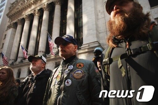본문 이미지 - 2일(현지시간) 미국 뉴욕 증권거래소 앞을 점령한 '99%의 용사들'  AFP © News1