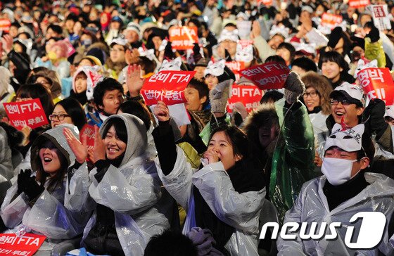 본문 이미지 - 30일 저녁 서울 영등포구 여의도 문화공원에서 인기 팟캐스트 '나는 꼼수다(나꼼수)'와 한미FTA 저지 범국민운동본부 주최로 열린 '나꼼수 FTA특별 야외공연'에서 시민들이 공연을 보며 환호하고 있다. ‘나는 꼼수다’가 개최한 야외 공연에 2만여명이 운집했다.  © News1 송원영 기자