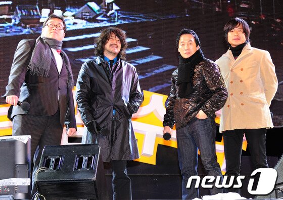 본문 이미지 - 30일 저녁 서울 영등포구 여의도 문화공원에서 인기 팟캐스트 '나는 꼼수다(나꼼수)'와 한미FTA 저지 범국민운동본부 주최로 열린 '나꼼수 FTA특별 야외공연'에서 나꼼수 진행자들이 무대에 등장하고 있다. 사진 왼쪽 부터 김용민 시사평론가, 김어준 딴지일보 총수, 정봉주 전 민주당의원, 주진우 시사인 기자 © News1 송원영 기자