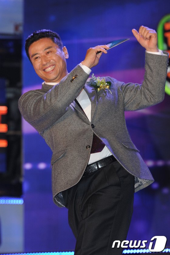 본문 이미지 - 롯데 박정태 코치가 11일 오후 서울 대치동 SETEC에서 열린 2011 골든 글러브 시상식서 시상자로 나와 현역시절 타격폼을 재현 하고 있다.