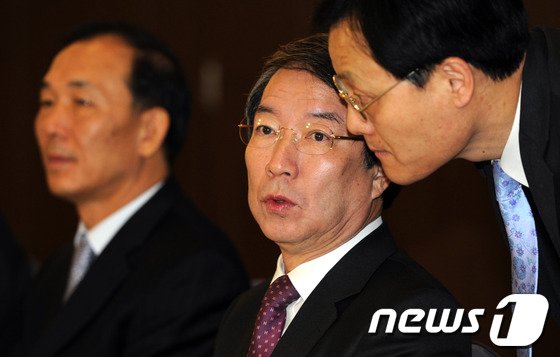본문 이미지 - 정운찬 동반성장위원장이 이익공유제 강행의사를 굽히지 않으면서, 대중소기업 동반성장 정책이 파국을 맡고 있는 가운데 2011년 11월13일 오전 여의도 63빌딩 수프루스룸에서 열리는 동반성장위원회 본회의에 대기업 대표들이 전원 불참을 선언했다. 
