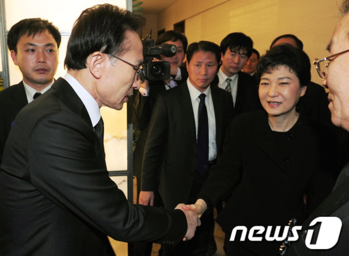 이명박 전 대통령(왼쪽)과 박근혜 대통령.