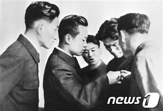 본문 이미지 - 북한 노동신문은 21일 김정일 국방위원장의 옛 사진을 일부공개했다. 이날 공개 된 사진은 주로 1960년대 김 위원장이 김일성대학을 다니던 시절들의 사진으로 지금에 비해 얼굴 생김새가 분명하고 체구가 컸던 김 위원장의 모습을 확인할 수 있다. © News1 서재준 기자