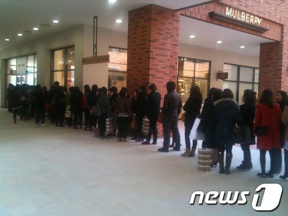 본문 이미지 - 멀버리 매장앞에 길게 줄을 선 고객들. © News1 