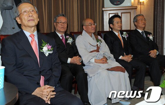 본문 이미지 - 안철수 서울대 융합과학기술대학원장의 멘토로 알려진 윤여준 전 환경부 장관이 6일 오후 서울 태평로 한국프레스센터에서 가진 자신의 저서 '대통령의 자격' 출판기념회에서 초청인으로 참석한 (왼쪽 두번째 부터) 한나라당 전 윤리위원장인 인명진 목사, 평화재단 이사장인 법륜 스님, 한나라당 남경필 최고위원, 김종인 전 청와대 경제수석과 함께 자리를 하고 있다. © News1   박정호 기자