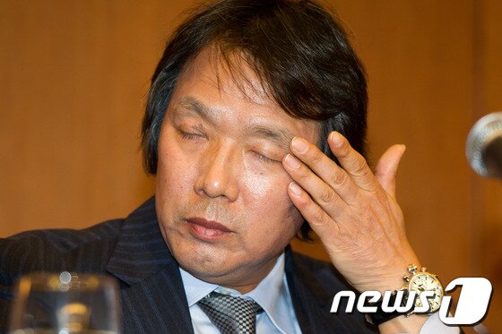 본문 이미지 - 축구 월드컵대표팀 감독에서 경질된 조광래 감독이 9일 오후 서울 역삼동 노보텔앰배서더에서 열린 기자회견에서 취재진의 질문에 답하고 있다. 지난 남아공월드컵 이후 대표팀을 지휘한 조광래 감독은 1년 5개월만에 대표팀을 떠나게 됐다. © News1 유승관 기자