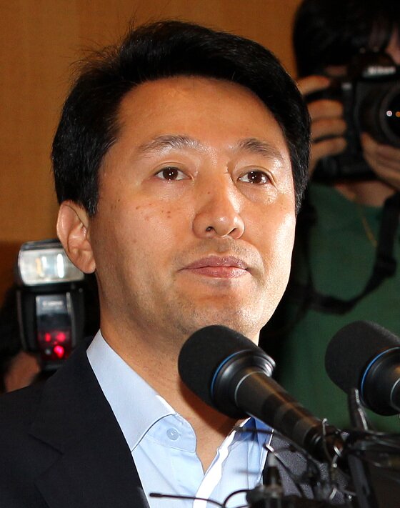 본문 이미지 - 무상급식주민투표율이 33% 미만으로 개표가 무산된 가운데 오세훈 서울시장이 24일 오후 서울시청에 마련된 상황실에서 결과에 대한 입장발표를 하고 있다.