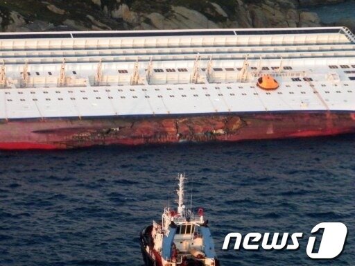 본문 이미지 - 지난 11일 출항하기 위해 사보나항에 정박한 코스타 콩코르디아호 © AFP=News1 