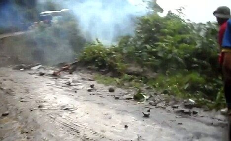 본문 이미지 - 남성의 수신호를 받고 오던 버스 뒷부분이 아찔한 절벽으로 떨어지고 있다.© 출처=데일리메일