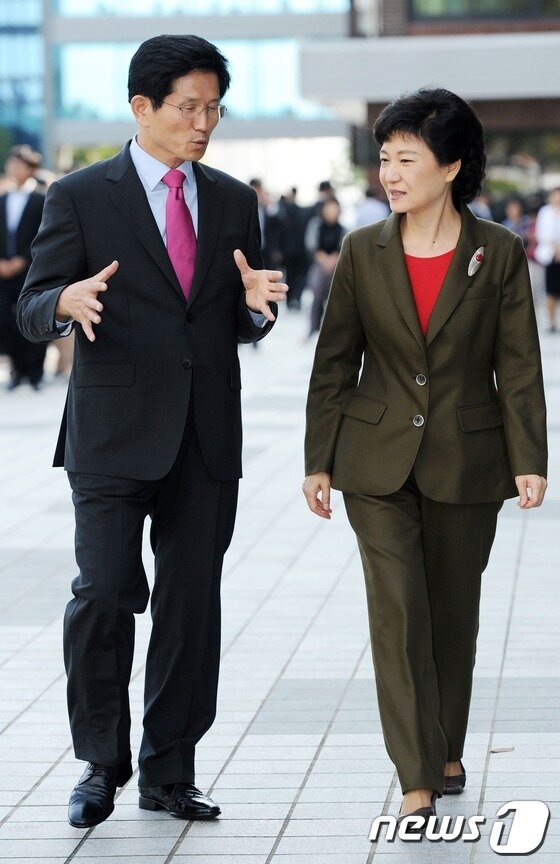 본문 이미지 - 박근혜 새누리당 대선 후보가 김문수 경기지사가 10일 오후 경기도 수원시 경기도청에서 회동을 가진 뒤 나란히 걸으며 대화를 나누고 있다. 2012.10.10/뉴스1