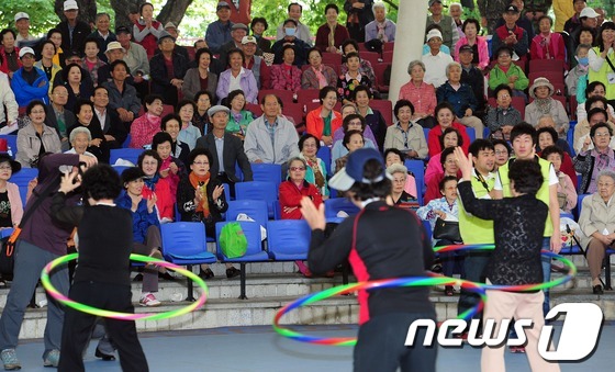 (서울=뉴스1) 한재호 기자 = 10일 오후 서울 송파구 서울놀이마당에서 열린 제14회 송파노인문화제 '꿈꾸는 청춘! 우리는 노(老)! 노(No)' 체력한마당에 참가한 어르신들이 …