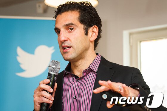 본문 이미지 - 오스만 라라키 트위터 해외사업담당 부사장이 한국 사업 전략에 대해 설명하고 있다.  © News1   유승관 기자