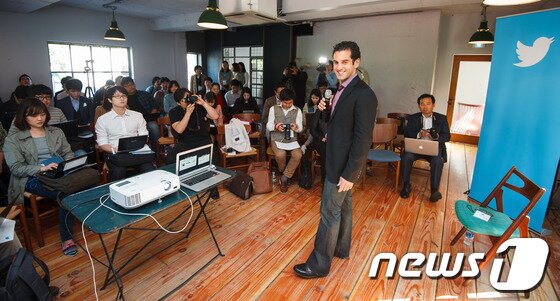 본문 이미지 - 트위터 기자간담회에서 오스만 라라키 해회사업 담당 부사장이 한국 사업 전략을 설명하고 있다.  © News1   유승관 기자