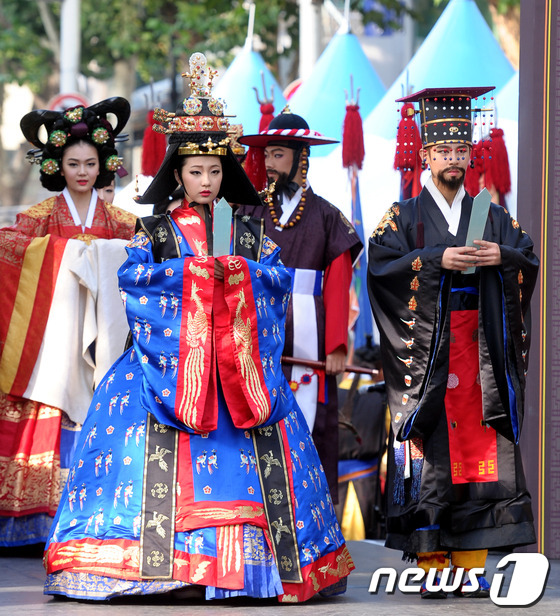 (서울=뉴스1) 안은나 인턴기자 = 13일 오후 서울 종로구 묘동에서 한국전통문화예술을 들여다 보는 창, '국악풍경'의 일환으로 열린 궁중 및 한복 복식 쇼 '왕가의 나들이'에서 …