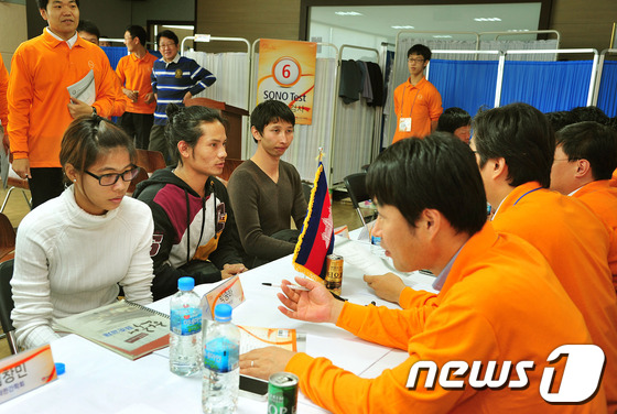 (서울=뉴스1) 이동원 기자 = 대한간학회(회장 이헌영/이사장 김창민)와 한국간재단(이사장 서동진)은 제13회 간의 날을 맞아 ‘외국인 근로자를 위한 무료 간 건강검진’ 행사를 천 …