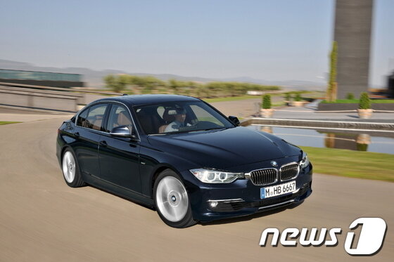 본문 이미지 - BMW 320d 럭셔리 라인 주행 모습(사진제공=BMW 코리아)© News1   류종은 기자