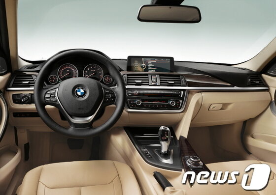 본문 이미지 - BMW 320d 럭셔리 라인 실내(사진제공=BMW 코리아)© News1   류종은 기자