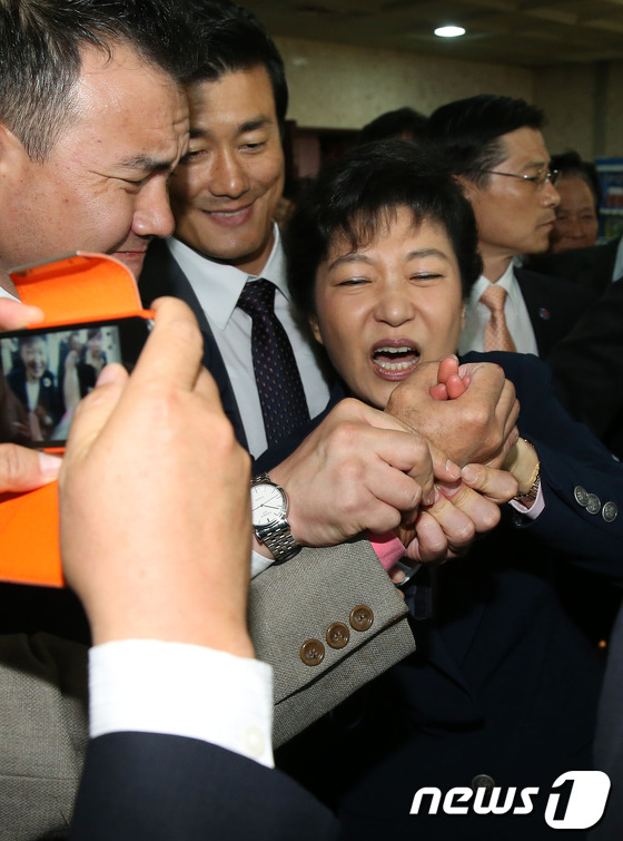 (창원=뉴스1) 이종덕 기자 = 새누리당 박근혜 대통령 후보가 15일 경남창원시 마산 올림픽기념관에서 열린 경남 지역 선대위 출범식을 마친 후 한 지지자가 악수를 청하며 손을 꽉 …