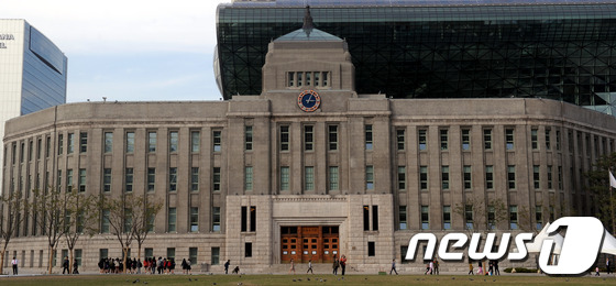 (서울=뉴스1) 안은나 인턴기자 = 16일 오후 서울시 신청사 옆에 위치한 '서울 도서관'이 언론에 처음으로 공개되고 있다. 옛 서울시청사를 리모델링한 서울 도서관은 일반자료실 및 …