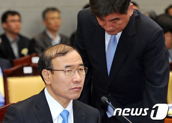 본문 이미지 - 지난해 10월18일 오후 서울 서초구 대검찰청에서 열린 2012년 국회 법사위 국정감사에서 한상대 검찰총장이 최재경 중수부장과 이야기를 나누고 있다. © News1 박세연 기자
