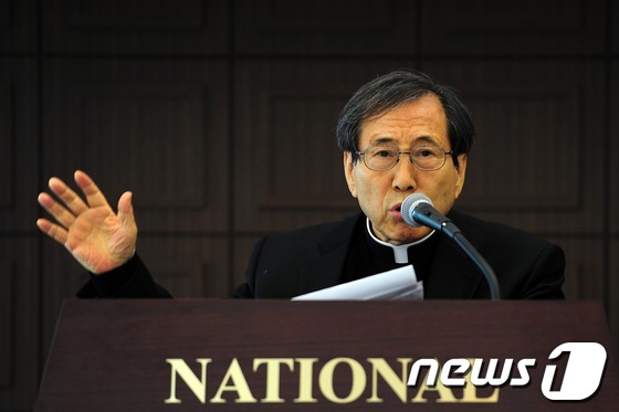 (서울=뉴스1) 한재호 기자 = 19일 오전 서울 태평로 프레스센터에서 열린 '2012 대통령 후보 한-일 관계 검증' 기자회견에서 한일협정재협상국민행동 상임대표인 함세웅 신부가 …