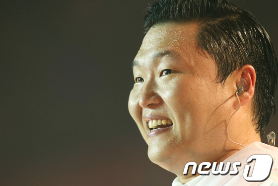 (서울=뉴스1) = 가수 싸이가 2일 오후 서울 잠실실내체육관에서 열린 '싸이월드 싸이콘서트-싸이랑 놀자'에서 화려한 무대를 선보이고 있다. 2012.10.2 머니투데이/뉴스1