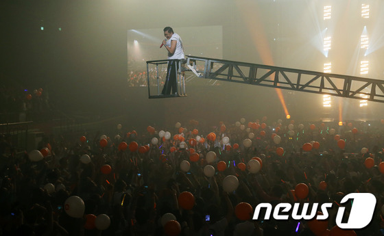 (서울=뉴스1) = 가수 싸이가 2일 오후 서울 잠실실내체육관에서 열린 '싸이월드 싸이콘서트-싸이랑 놀자'에서 화려한 무대를 선보이고 있다. 2012.10.2 머니투데이/뉴스1