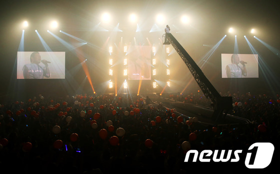 (서울=뉴스1) = 가수 싸이가 2일 오후 서울 잠실실내체육관에서 열린 '싸이월드 싸이콘서트-싸이랑 놀자'에서 화려한 무대를 선보이고 있다. 2012.10.2 머니투데이/뉴스1