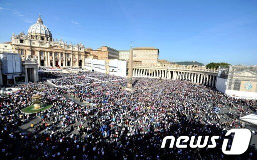 본문 이미지 - 21일 수많은 카톨릭 신자들이 바티칸 성베드로 성당 앞에서 열린 성인 시성식을 포함한 특전 미사에 참여하고 있다. © News1  
