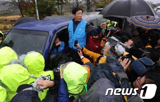 본문 이미지 - 북한이 국내 탈북자 단체의 '임진각 대북전단 살포' 계획에 대해 공개 타격을 경고한 22일 오전 경기 파주시 임진각 인근 자유로에서 차량에 올라간 박상학 북한민주화추진연합회 대표가 대북전단 살포 중단을 외치며 기자회견을 하는 '평화와통일을사랑하는사람들' 회원들을 향해 고함을 지르며 항의하고 있다. 2012.10.22/뉴스1 © News1 송원영 기자