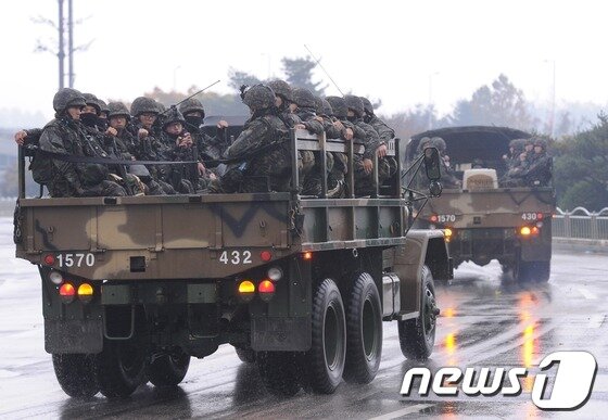 본문 이미지 - 북한이 국내 탈북자 단체의 '임진각 대북전단 살포' 계획에 대해 공개 타격을 경고한 22일 오전 경기 파주시 임진각 평화누리공원 출입구에 군 차량이 나오고 있다. 2012.10.22/뉴스1 © News1 송원영 기자