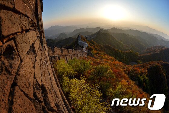본문 이미지 - 중국 만리장성의 단풍 너머로 해가 지고 있는 모습ⓒ AFP=뉴스1
