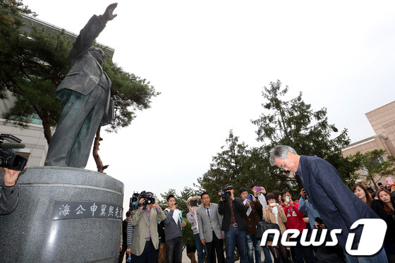 (서울=뉴스1) 이광호 기자 = 문재인 민주통합당 대선후보가 24일 오전 서울 성북구 정릉 국민대학교를 방문,대학생들과의 간식토크 시간을 갖기에 앞서 국민대 설립자이자 독립운동가인 …