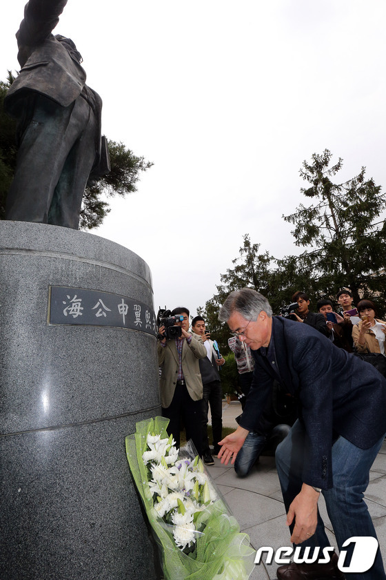 (서울=뉴스1) 이광호 기자 = 문재인 민주통합당 대선후보가 24일 오전 서울 성북구 정릉 국민대학교를 방문,대학생들과의 간식토크 시간을 갖기에 앞서 국민대 설립자이자 독립운동가인 …