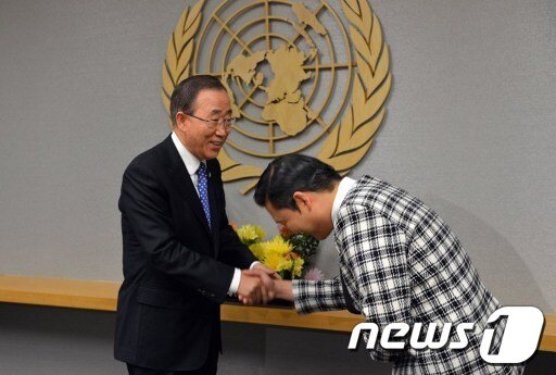 본문 이미지 - 펠릭스 바움가르트너와 반 총장© AFP=News1 