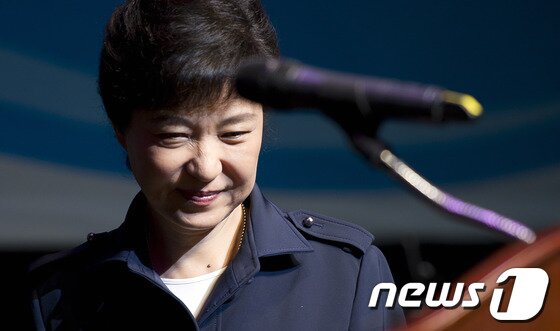 본문 이미지 - 새누리당 박근혜 대선후보가 24일 오후 서울 송파 올림픽공원 내 우리금융아트홀에서 열린 선진화시민행동 대한민국 선진화 전진대회에 참석하고 있다. 2012.10.24/뉴스1 © News1 이명근 기자