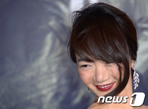 본문 이미지 - 배우 배두나가 24일(현지시간) 미국 캘리포니아주 로스앤젤레스 할리우드에 있는 그라우맨스차이니즈 극장에서 열린 영화 ‘클라우드 아틀라스(Cloud Atlas)’의 시사회에 참석했다. © AFP/JOE KLAMAR/News1, 무단전재 및 재배포 금지