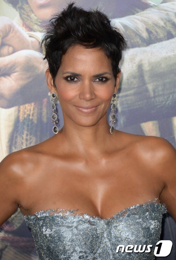 본문 이미지 - 배우 할리 베리(Halle Berry)가 24일(현지시간) 미국 캘리포니아주 로스앤젤레스 할리우드에 있는 그라우맨스차이니즈 극장에서 열린 영화 ‘클라우드 아틀라스(Cloud Atlas)’의 시사회에 참석했다. © AFP/JOE KLAMAR/News1, 무단전재 및 재배포 금지
